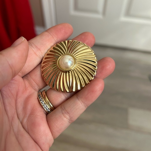 4/$100 Jeri-Lou 1970 Gold Sunburst Brooch with Pearl Center 😌 - Picture 5 of 8